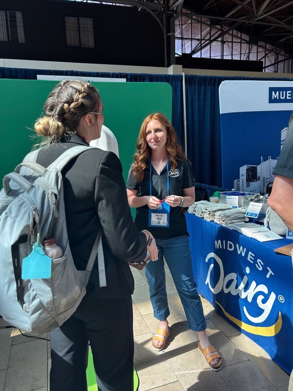 Mariah Busta talking to attendee
