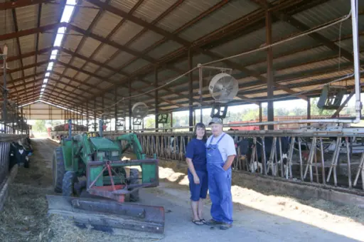 Tim Nikki Crawley in barn