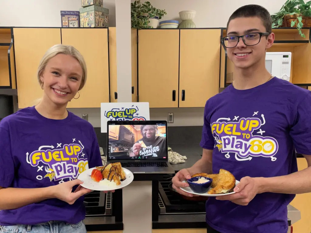 students holding grilled cheese